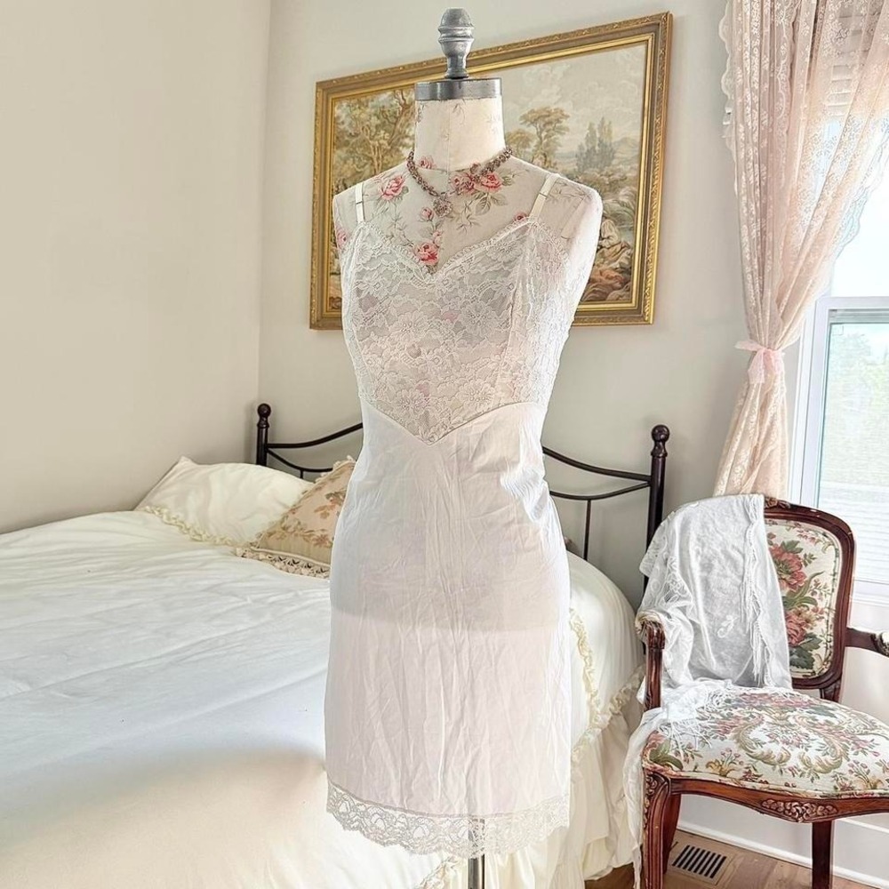 white‎ lace slip dress  90s white lace slip dress Vanity Fair size 10 petite